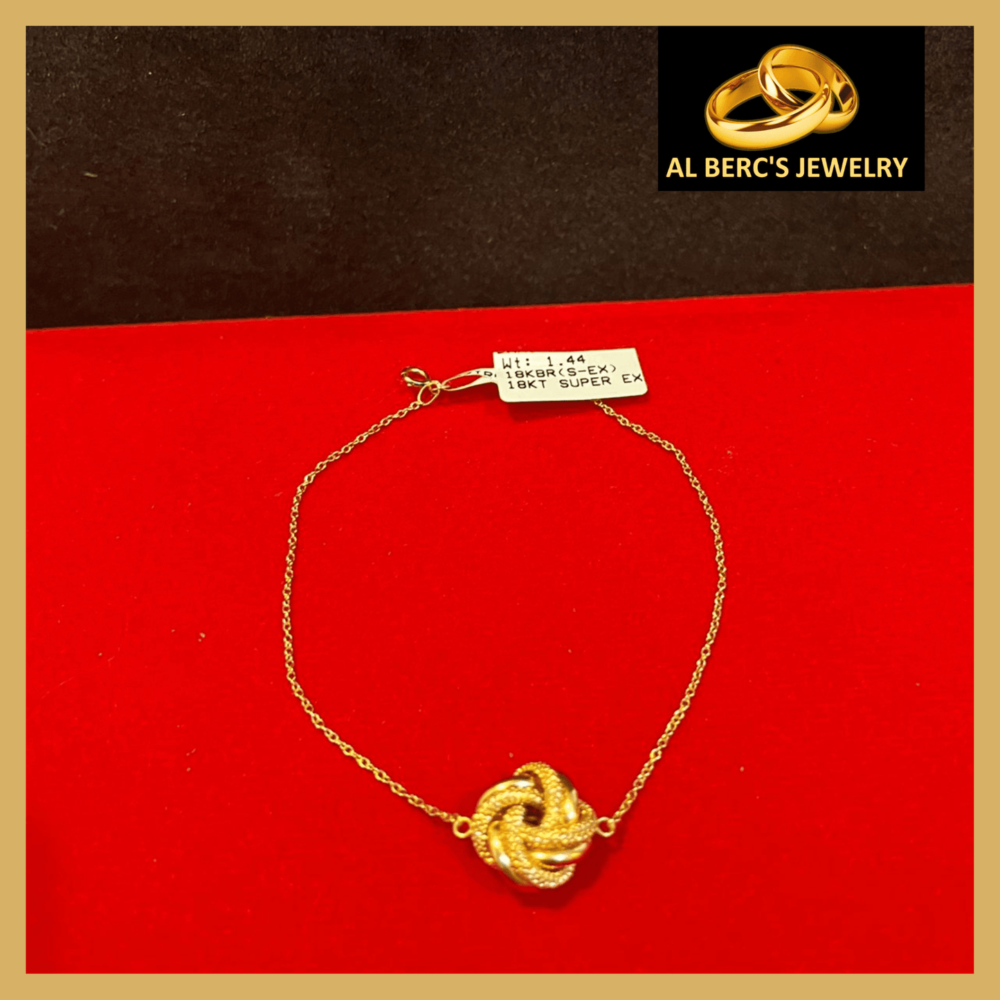 showing an 18K Gold Bracelet for Women with Cinnamon pendant